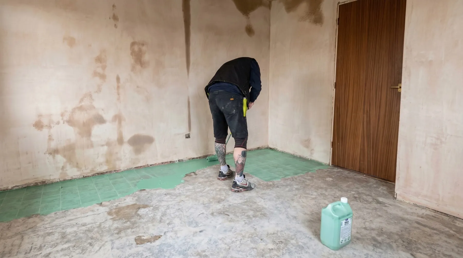 Subfloor preparation and levelling before tile installation